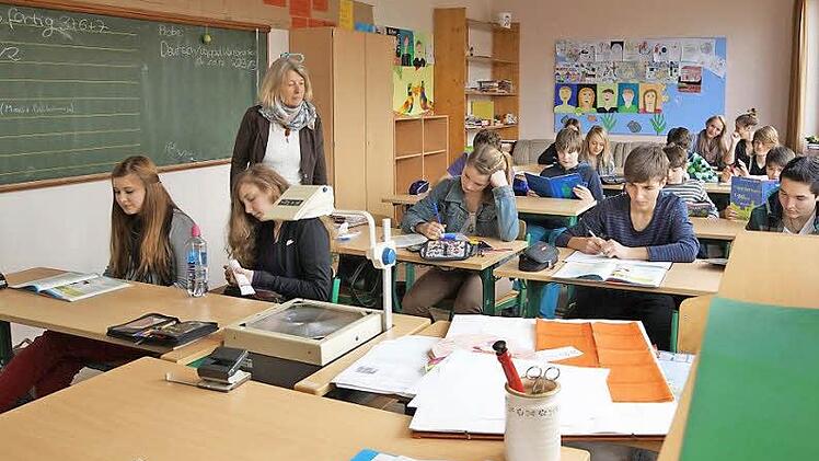 Die Schüler der Klasse 8 c sind in einen Gruppenraum ausgewichen. Fotos: Arkadius Guzy