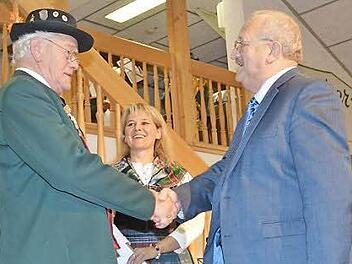 Ehrung mit der Goldenen Ehrennadel des Landkreises Kronach. Von links Gregor Lorsbach, Bettina Rubel (Vorsitzende des Volkstrachtenvereins "Zechgemeinschaft" Neukenroth) und Bernd Steger (weiterer Stellvertreter des Landrats). Foto: Karl-Heinz Hofmann