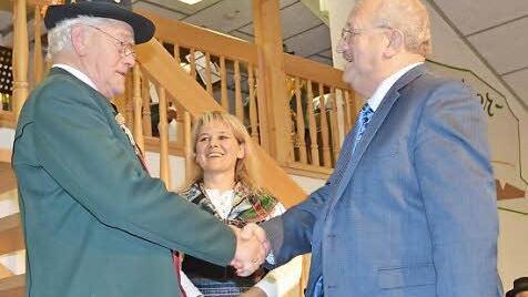 Ehrung mit der Goldenen Ehrennadel des Landkreises Kronach. Von links Gregor Lorsbach, Bettina Rubel (Vorsitzende des Volkstrachtenvereins "Zechgemeinschaft" Neukenroth) und Bernd Steger (weiterer Stellvertreter des Landrats). Foto: Karl-Heinz Hofmann