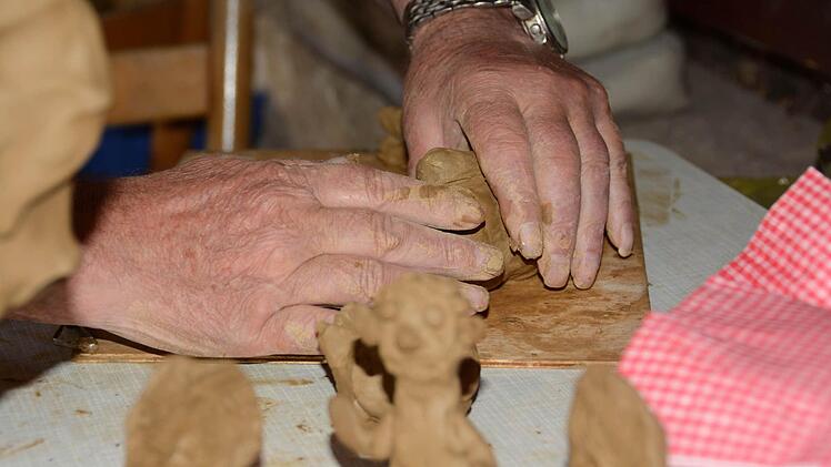 Beim Modellieren mit Ton haben die Kursteilnehmer freie Hand. Sie formen, was sie fühlen. Foto: Dagmar Besand