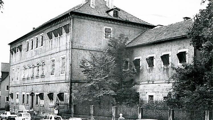 Bis 1980 stand an der Leopoldstraße das frühere Schwurgericht mit Gefängnis. Der neue Bauriegel (unten) werde niedriger, verspricht Investor Thomas Siebenhaar. Brose will das Gebäude mit 17 Wohnungen kaufen und darin Mitarbeiter unterbringen. Abbildungen: CT-Archiv, Projekt Bauart Invest