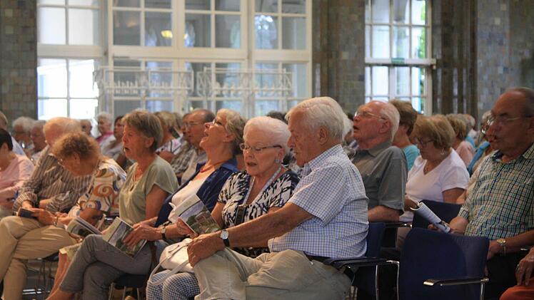 Das Publikum singt gerne mit - rein aus Spa&szlig; an der Freude.  Fotos: Sebastian Els&auml;sser