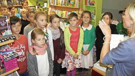 "Lesen heißt auch, Freunde kriegen", sangen die Viertklässler unter der Leitung von Margit Wirth (rechts). Sie hatte dem Lied eine Strophe hinzugefügt, die speziell auf "Lese-Insel" gemünzt war.