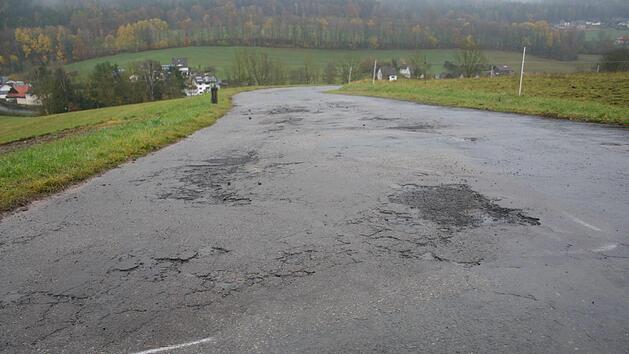 Eher einem Schweizer Käse als einer Gemeindeverbindungsstraße gleicht derzeit der Mirsdorfer Weg  in Neukirchen. Vor Wintereinbruch sollen die schadhaften Stellen geschlossen werden. Foto: Martin Rebhan