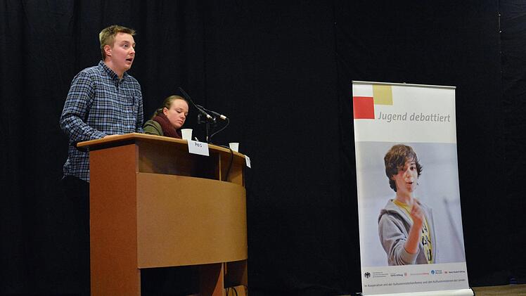 Finaldebatte Sekundarstufe II, von links: Max Brückner, Selina Frei. Foto: Björn Hein