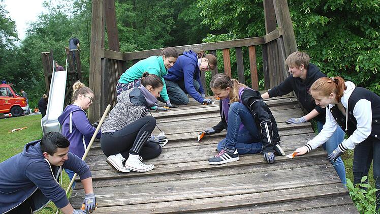 Bei der letzten 72-Stunden-Aktion des BDKJ Haßberge waren auch die Zeiler "Bolzplatzhelden" (von links Luca, Saskia, Mara, Franka, Hannah, Sophia, Sarah und Anna) tatkräftig im Einsatz. Im kommenden Jahr findet vom 23. bis zum 26. Mai nun wieder eine Sozialaktion in ganz Deutschland statt. Foto: Ralf Naumann