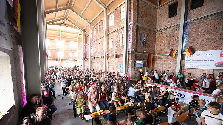 Von der frühen Anstoßzeit ließen sich die Zuschauer nicht abschrecken. Sie sorgten erneut für eine "volle Hütte" in der Kühnlenzpassage. Foto: Marian Hamacher