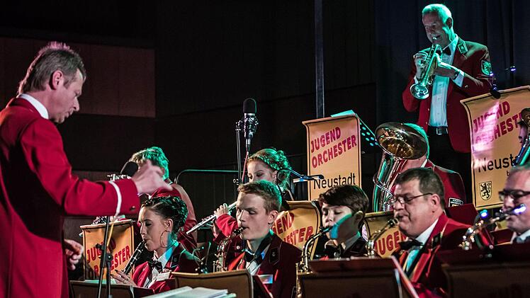Impressionen vom Galakonzert des Jugendorchesters Neustadt in der Mehrzweckhalle Heubischer Straße.Foto: Jochen Berger