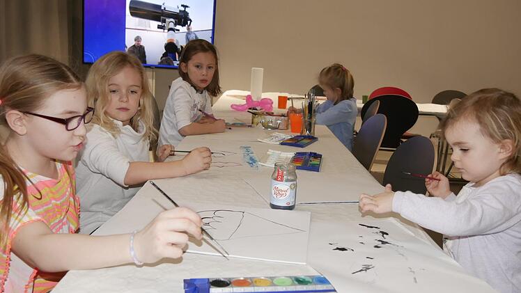 Vollste  Konzentration beim Malen, eine  Lieblingsbeschäftigung der Kinder... Foto: Manja  von Nida
