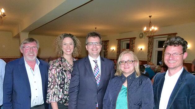 Gruppenfoto nach den Neuwahlen: v.l. Wolfgang Heim, Anna Niedermaier, Christian Lange, Gaby Seidl und Oliver Leuteritz.    Foto: Marion Krüger-Hundrup