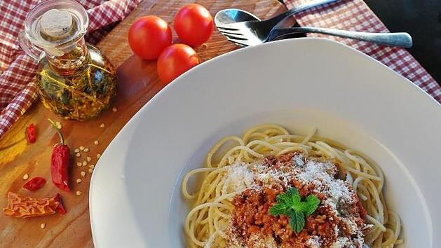 Noch eine große Portion Pasta nach 18 Uhr - macht das dick? Symbolfoto: pixabay.com/RitaE