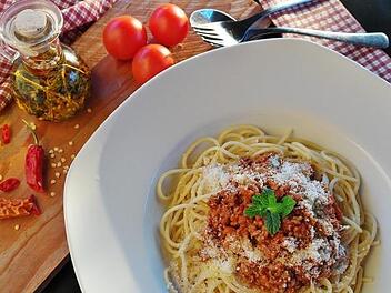 Noch eine große Portion Pasta nach 18 Uhr - macht das dick? Symbolfoto: pixabay.com/RitaE