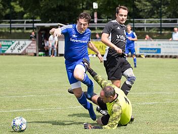 Der Unterrodacher Keeper Sven Hammer kommt aus seinem Kasten und behindert den Wallenfelser Torjäger Matthias Zeitler (blaues Trikot) erfolgreich.  Fotos: Heinrich Weiß