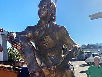 Die Scheffel-Bronzestatue wird im Betriebshof auf die Granit-Stele gehievt und angepasst. Foto: Ottmar Kener