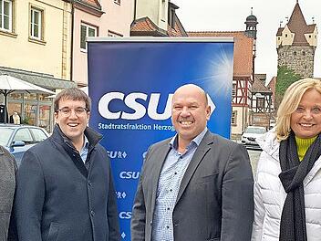 Die Fraktionen von CSU und JU verteilen Lob, haben aber auch Wünsche. Unser Foto zeigt die Stadträte (von links) Bernhard Schwab, Konrad Körner, Walter Drebinger und Sabine Hanisch.