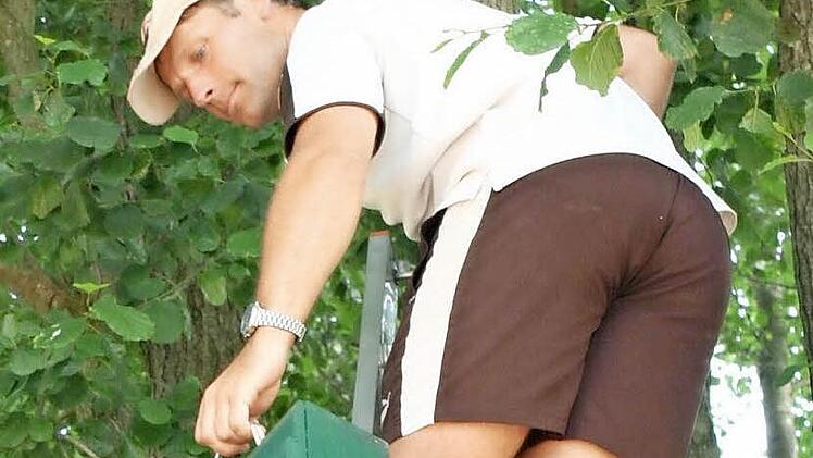 Thomas Voll hängt einen Kasten auf.