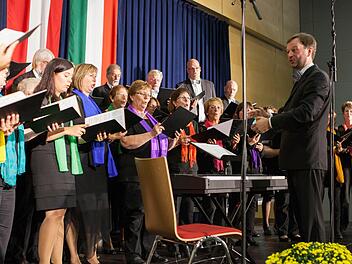 Gerald Fink dirigierte den Liederkranz beim Auftritt in den Wolfsberger Kulturstadtsälen. Foto: privat