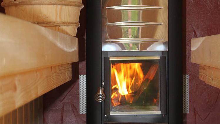 Manche mögen's heiß: Der finnische Sauna-Ofen schafft auch 120 Grad Schwitztemperatur. Foto: Stephan Tiroch