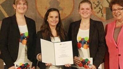 n München nahmen die "Blue Notes" ihren Preis entgegen (von links): Fabiola Melchior, Denice Verganza, Selina Melchior und Landtagspräsidentin Barbara Stamm