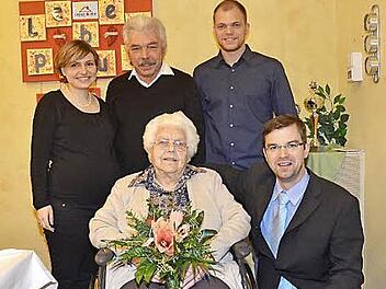 Beste Wünsche überbrachte Dritter Bürgermeister Markus Wich (r.) an Margarete Beez (Mitte). Mit im Bild (v. l.) sind deren Enkelin Carolin Stockmayer, Sohn Georg Beez und Enkel Jonas Beez. Foto: K.- H. Hofmann