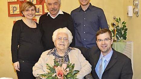Beste Wünsche überbrachte Dritter Bürgermeister Markus Wich (r.) an Margarete Beez (Mitte). Mit im Bild (v. l.) sind deren Enkelin Carolin Stockmayer, Sohn Georg Beez und Enkel Jonas Beez. Foto: K.- H. Hofmann