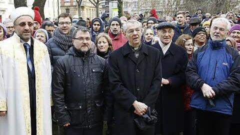 Blick in die Teilnehmermenge beim interreligiösen Gebet in Bamberg