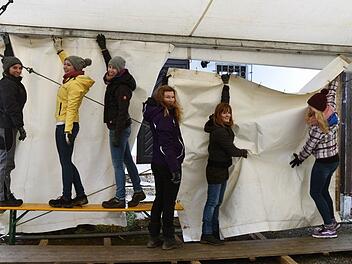 Die Mädels der Landjugend packen tüchtig beim Zeltaufbau an (von links): Lena Steiner, Sophie Wachsmann, Anne Wachsmann, Franziska Faber, Lisa Reißenweber und Sophie Escher. Foto: Gabi Arnold