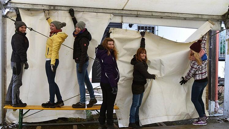 Die Mädels der Landjugend packen tüchtig beim Zeltaufbau an (von links): Lena Steiner, Sophie Wachsmann, Anne Wachsmann, Franziska Faber, Lisa Reißenweber und Sophie Escher. Foto: Gabi Arnold