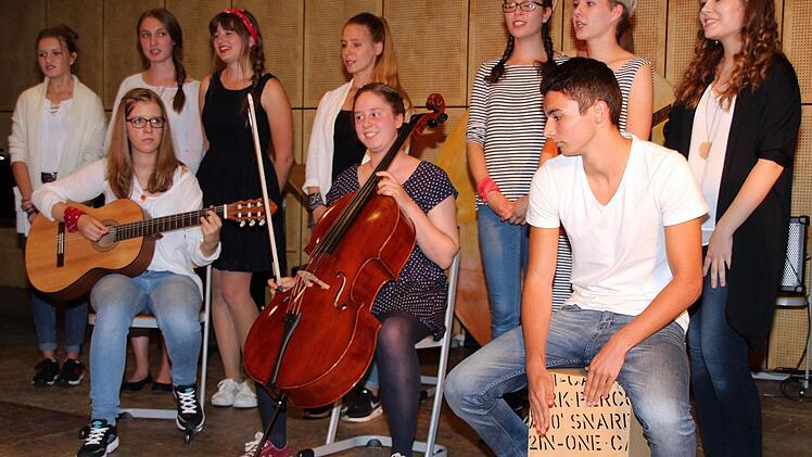 Der Mittel- und der Oberstufenchor entführten die Zuhörer mit dem Medley "Theo Lion King" nach Afrika.  Foto: Dieter Britz