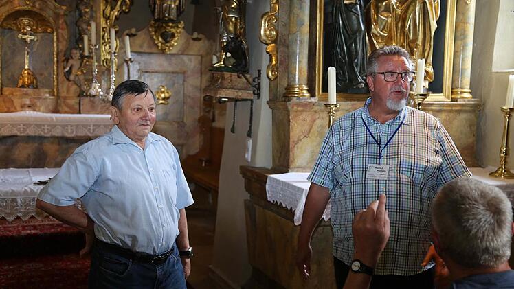 Mesner Hans Greif (links) und Wanderführer Helmut Pfefferle Foto: Franz Galster