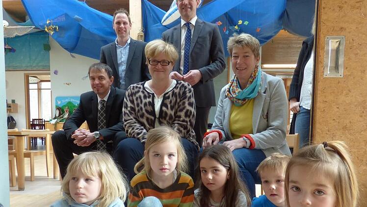 Anette Kramme (Mitte) gefiel es im Kindergarten sehr gut. Bürgermeister Förtsch (oben in der Mitte) führte die Bundestagsabgeordnete durch seinen Ort. Foto: Thomas Weichert