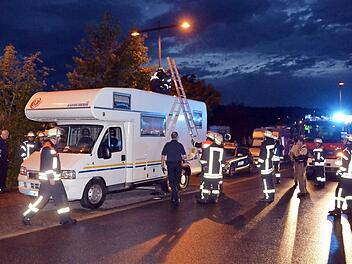 Ein anschlagendes Gaswarngerät vermuteten Nachbarn auf dem Wohnmobilstellplatz am KissSalis und informierten die Rettungskräfte. Zwar trat kein Gas aus, mysteriös bleibt die Sache dennoch. Denn für das "WoMo" war die Stellzeit nur bis letzte Woche bezahlt, und die Eigentümer sind bisher noch nicht aufgetaucht.  Foto: Peter Rauch