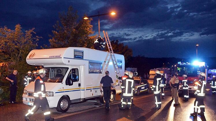 Ein anschlagendes Gaswarngerät vermuteten Nachbarn auf dem Wohnmobilstellplatz am KissSalis und informierten die Rettungskräfte. Zwar trat kein Gas aus, mysteriös bleibt die Sache dennoch. Denn für das "WoMo" war die Stellzeit nur bis letzte Woche bezahlt, und die Eigentümer sind bisher noch nicht aufgetaucht.  Foto: Peter Rauch