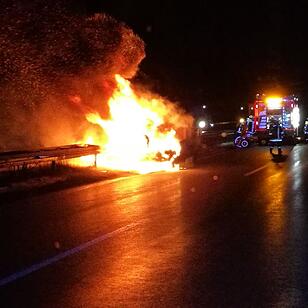 Oberfranken: Militärfahrzeug bleibt auf Autobahn liegen und fängt beim Abschleppen Feuer