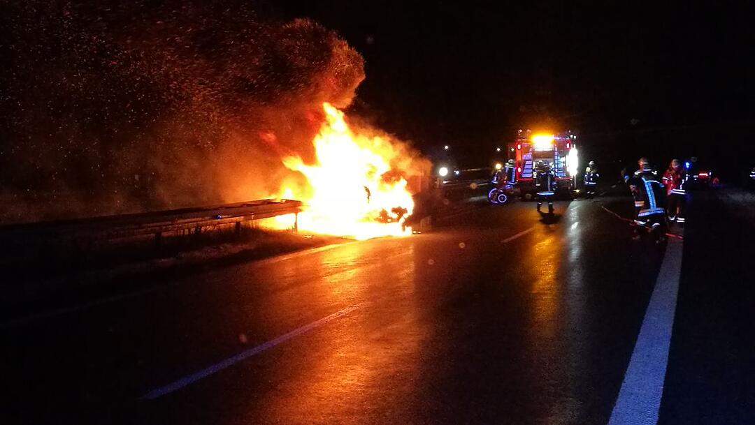Oberfranken: Militärfahrzeug bleibt auf Autobahn liegen und fängt beim Abschleppen Feuer