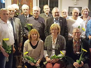 Die anwesenden Altersjubilare, eingerahmt durch die Vorsitzenden Manfred Horbelt (links) und Werner Thiele (rechts) Foto: p