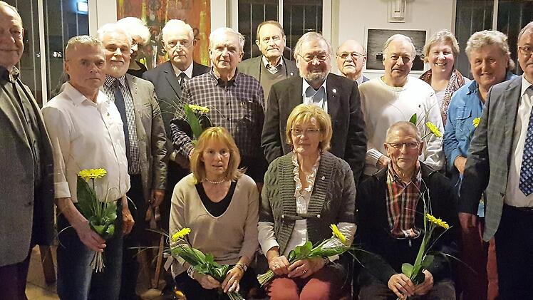 Die anwesenden Altersjubilare, eingerahmt durch die Vorsitzenden Manfred Horbelt (links) und Werner Thiele (rechts) Foto: p