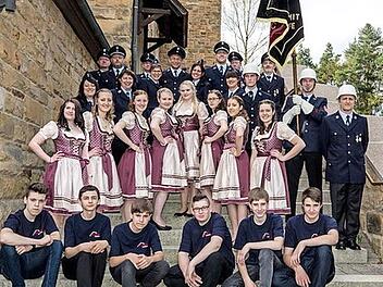 Ehrendamen, Jugend und aktive Feuerwehrleute freuen sich auf zahlreichen Besuch ihres Feuerwehrjubiläums.  Foto: Karl-Heinz Hofmann