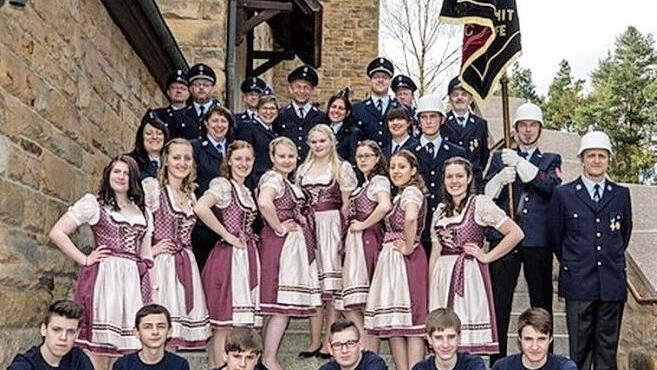 Ehrendamen, Jugend und aktive Feuerwehrleute freuen sich auf zahlreichen Besuch ihres Feuerwehrjubiläums.  Foto: Karl-Heinz Hofmann