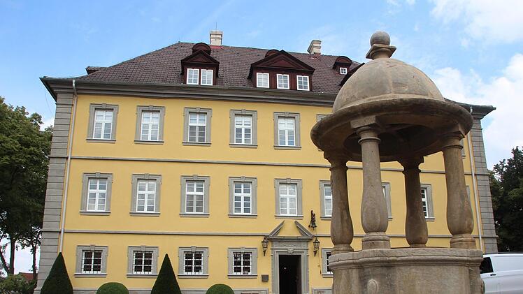 Im Schlosshof schützt ein viersäuliges Brunnenhäuschen mit Steinkuppel die alte Brunnenanlage.Eckehard Kiesewetter