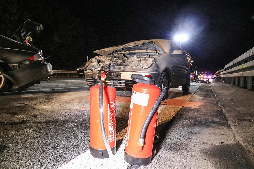 Zwei Autos und ein Lastwagen kollidieren auf A73
