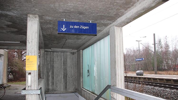 Hier geht es zur Unterführung des Bahnhofs Stockheim. Foto: Andreas Schmitt