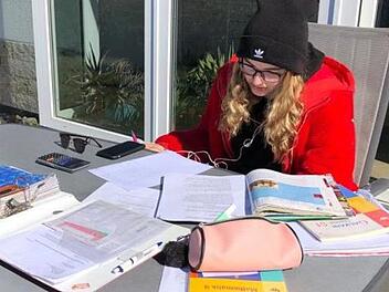 Unterricht zu Hause bedeutet nicht, dass die Schüler eine ruhige Kugel schieben können. Das weiß auch die Neuntklässlerin Maria Löffler. Foto: Alexander Löffler