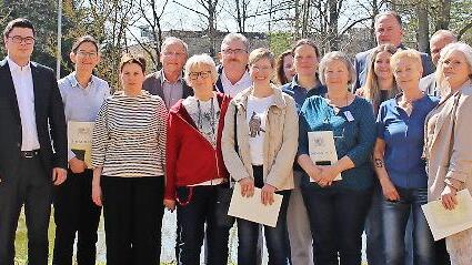 Die Verantwortlichen des Bezirksklinikums Obermain Kutzenberg freuen sich mit den Geehrten.