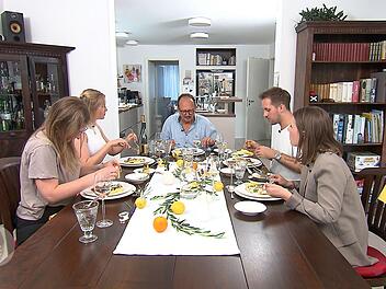 Für eine coole Idee hält Magdalena (links) die Mini-Käsereibe zum individuellen Dosieren des Käses.