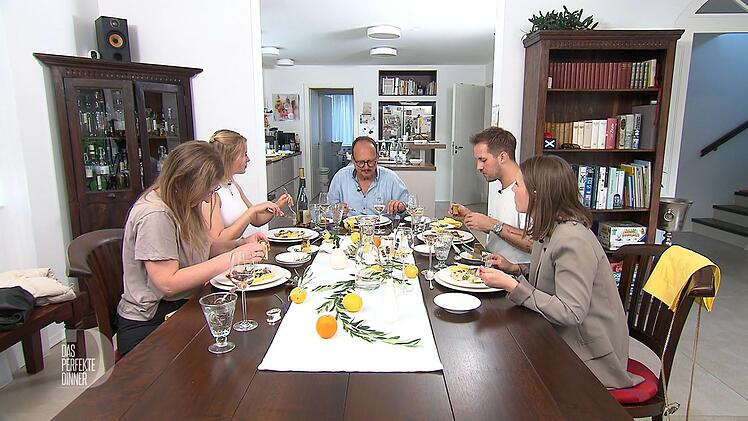 Für eine coole Idee hält Magdalena (links) die Mini-Käsereibe zum individuellen Dosieren des Käses.