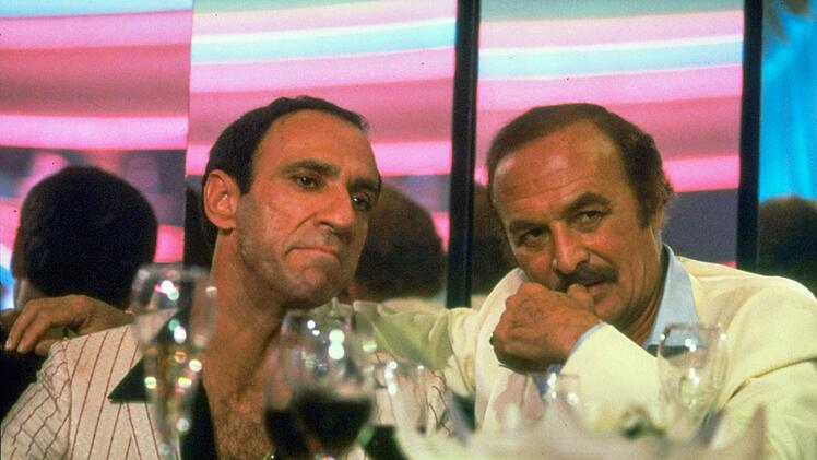Der Drogenbaron Frank Lopez (Robert Loggia, rechts) unterh&auml;lt sich mit Omar Suarez (F. Murray Abraham) &uuml;ber Tony Montana.