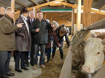 Wolfgang Schultheiß zeigte den Besuchern vor der politischen Schlachtschüssel seinen Hof in Gossenberg. Foto: Rainer Lutz