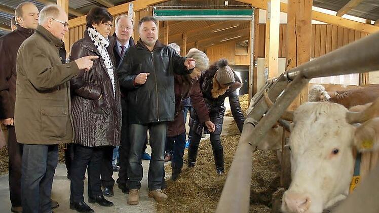 Wolfgang Schultheiß zeigte den Besuchern vor der politischen Schlachtschüssel seinen Hof in Gossenberg. Foto: Rainer Lutz