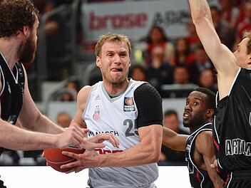 Kein Durchkommen f&uuml;r Anton Gavel: Die Quakenbr&uuml;cker Kenneth Frease (l), David Holston (3.v.l) und Chad Topper (r) blocken den Bamberger. Die Brose Baskets haben das erste Spiel im Best-of-Five verloren. Foto: David Ebener/dpa